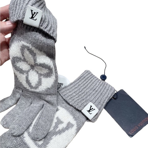 LV Medallion Grey Gloves - Picture 8 of 8